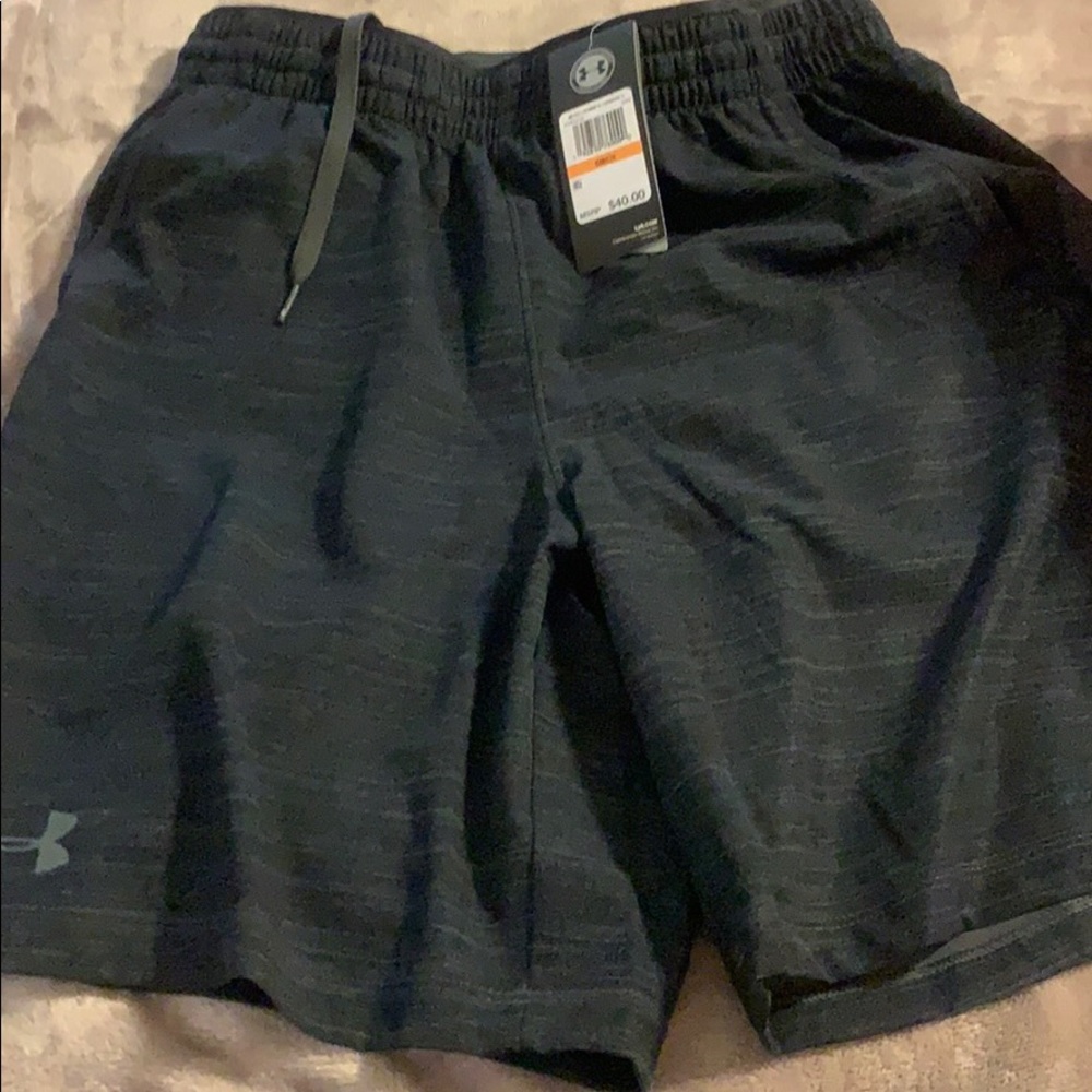 UNDER ARMOR  BOYS SHORTS BLACK SMALL WITH POCKETS